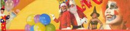 Menschen kostümiert als Clown, Weihnachtsmann und Hexe, mit bunten Luftballons im Hintergrund.