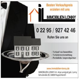 Mann im Anzug hält ein Modellhaus auf einem Tablett, Werbung für Immobilienagentur.