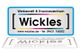 Werbewelt & Druckzentrum Wickles Logo mit Webseite und Telefonnummer, reflektiert im Schatten.