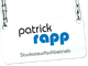 Schild mit der Aufschrift "Patrick Rapp Stuckateurfachbetrieb" hängt an einer Metallkette.