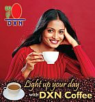 Frau in Rot hält eine Kaffeetasse, Text: "Erhelle deinen Tag mit DXN Kaffee".