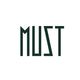 Texto "MUST" em letras maiúsculas com fonte estilizada verde escura sobre fundo claro.
