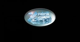 Ovales Logo mit einem glänzenden Auto und blauem Text: "Die Brillantfabrik".