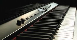 Elektronisches Keyboard bei schwachem Licht, Tasten in schwarz und weiß gehalten.