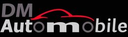 Schwarzes Logo mit rotem Autofahrzeug und Schriftzug "DM Automobile" in Weiß und Grau.