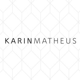 Texto "KARIN MATHEUS" sobre padrão geométrico de losangos em fundo branco.