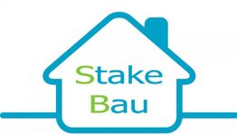 Logo eines Hauses mit Schriftzug "Stake Bau" in Blau und Grün.