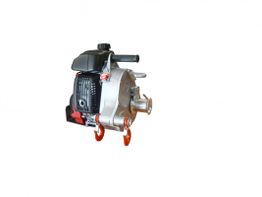 Motorpumpe mit schwarzen und silbernen Teilen, zwei Ausgängen und rotem Standfuß.