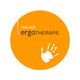 Orange Kreis mit Text "ergotherapie" und einem weißen Handabdruck.