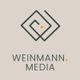Zweifarbige geometrische Form mit Text "WEINMANN. MEDIA" darunter auf beigem Hintergrund.