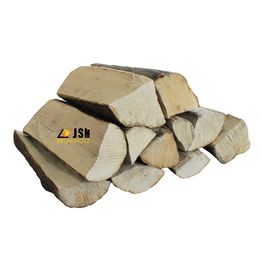 Ein Stapel Brennholzscheite, auf einem ein Logo mit der Aufschrift "JSM Brennholz".