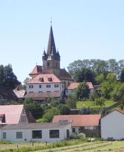 Dorfansicht mit Kirche 