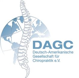 Wirbelsäule vor Weltkugel, daneben Text: "DAGC Deutsch-Amerikanische Gesellschaft für Chiropraktik e.V."