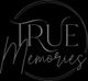 Schwarzes Logo mit dem Schriftzug "True Memories" in stilvoller, geschwungener Schrift.
