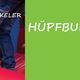 Kinderfüße auf roter Hüpfburg, Text: "Harsewinkeler Hüpfburg Verleih", grüner Hintergrund.