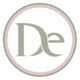 Logo con le lettere "De" in un cerchio rosa e verde su sfondo bianco.