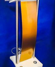 Atril moderno de colores amarillo y blanco sobre fondo azul.