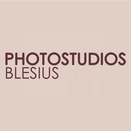 Text: "PHOTOSTUDIOS BLESIUS" in dunkler Schrift auf hellem Hintergrund.