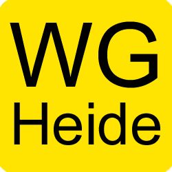 Gelbes Schild mit der Aufschrift "WG Heide" in schwarzer Schrift.