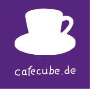 Weiße Kaffeetasse auf lila Hintergrund mit der Aufschrift "cafecube.de".