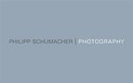 Grau-blauer Hintergrund mit dem Text "Philipp Schumacher Photography" in Weiß.
