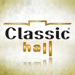 Logotipo dourado e preto com as palavras "Classic Hall" em fundo geométrico claro.