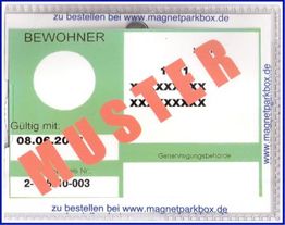 Grüne Bewohner-Parkkarte mit großem rotem Aufdruck "MUSTER" und überdeckten Daten.