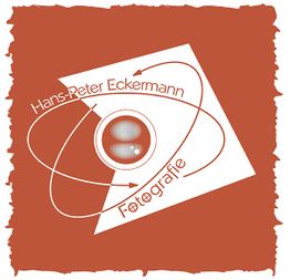 Grafik eines Auges mit Pfeilen und Schrift: Hans-Peter Eckermann, Fotografie, auf rotem Hintergrund.