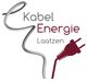 Ein graues Kabel mit rotem Stecker formt die Worte "Kabel Energie Laatzen".