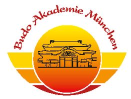 Logo der Budo Akademie München mit Torii vor Sonnenuntergang.