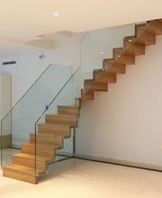 Faltwerktreppe mit Glasabstützung