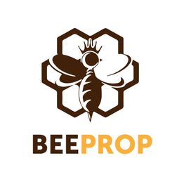 Bienenlogo mit Krone vor Wabenmuster, Schriftzug "BEEPROP" in Braun und Gelb darunter.