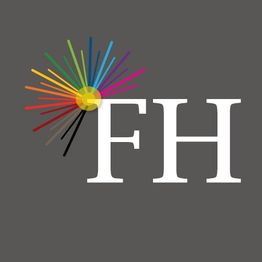 Das Bild zeigt die Buchstaben "FH" mit einem bunten, strahlenförmigen Design auf grauem Hintergrund.