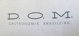 Escrito "D.O.M. Gastronomia Brasileira" em fundo claro.