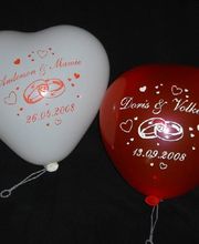 Luftballons bedruckt mit Namen des Brautpaares und Hochzeitsdatum