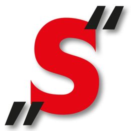 Rotes "S" mit schwarzen Anführungszeichen oben rechts und unten links, auf weißem Hintergrund.