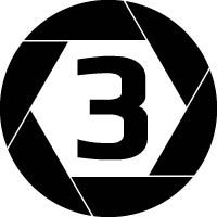 Schwarzes Kreis-Logo mit einer stilisierten Kamera-Blende und der Zahl 3 in der Mitte.
