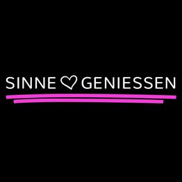 Der Text "Sinne Genießen" mit einem Herzsymbol und pinkem Unterstrich auf schwarzem Hintergrund.