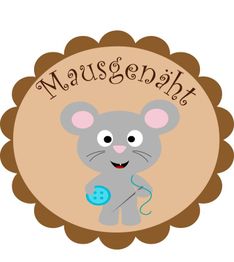 Süße graue Maus mit Nähzeug und Schriftzug "Mausgenäht" in braunem Kreis.
