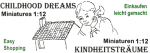 Strichzeichnung eines Kindes mit einem Puppenhaus, Text: "Kindheitsträume, Miniaturen 1:12".