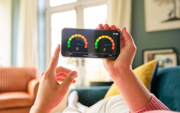 Eine Frau schaut auf ihren Smart Meter Zähler auf ihrem Handy.