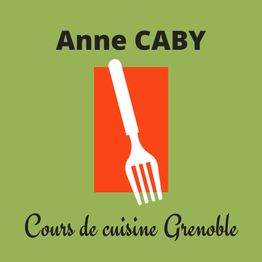 Anne Caby, fond vert, fourchette blanche sur fond orange, texte "Cours de cuisine Grenoble".