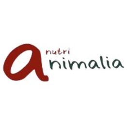 Logo de "nutrianimalia" en letras rojas y negras sobre fondo blanco.