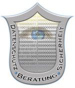 Ein Wappenschild mit den Worten "Datenschutz Beratung Sicherheit" und Binärcode im Hintergrund.