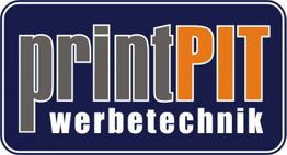 Logo mit Text: "printPIT werbetechnik" in Schwarz, Grau und Orange auf dunkelblauem Hintergrund.