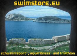 Blick auf eine Küstenlandschaft mit Stadtmauer, beworben auf swimstore.eu für Schwimmsport.