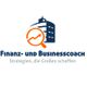 Logo mit Gebäude und Lupe, Text: "Finanz- und Businesscoach, Strategien, die Großes schaffen".