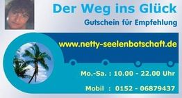 Gutschein mit Palmenbild, Kontaktdaten und der Aufschrift "Der Weg ins Glück."