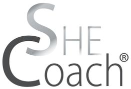 Logo mit Text „SHE Coach“ in Schwarz und Grau.