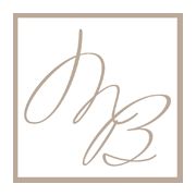 Logo con lettere stilizzate "MB" in un quadrato marrone chiaro su sfondo bianco.